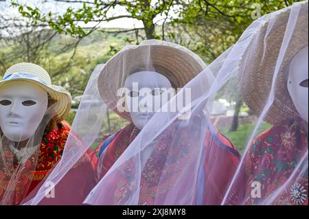 Les Madamitas de Entrimo, originaires de la petite ville d'Entrimo en Galice, font partie intégrante des célébrations Entroido (Carnaval) de la région. Originaires du XVIIIe siècle, ces figures représentent l’élégance et la grâce des femmes locales de cette époque. Vêtues de costumes élaborés et colorés ornés de dentelle, de rubans et de motifs floraux, les Madamitas symbolisent le patrimoine culturel et l’esprit festif d’Entrimo, donnant vie à l’histoire et à la tradition dans cette joyeuse célébration. Banque D'Images