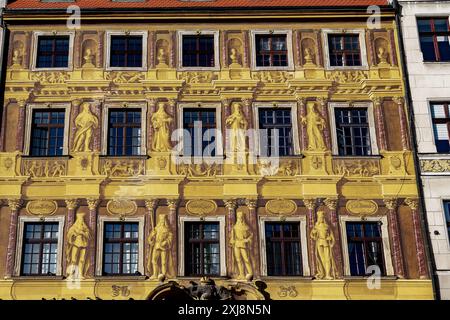 WROCLAW, POLOGNE - 4 NOVEMBRE 2023 : il s'agit d'un fragment de la façade de la Maison des électeurs historique sur la place du marché. Banque D'Images