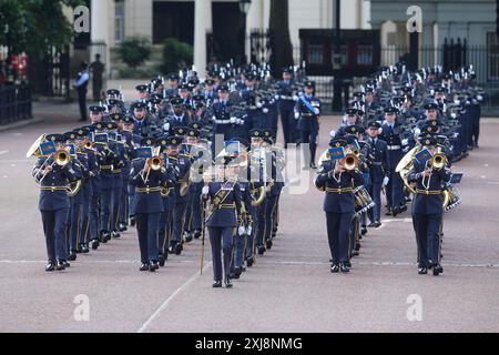 Les membres de la bande centrale de la Royal Air Force marchent le long du Mall avant le discours du roi lors de l'ouverture du Parlement à la Chambre des lords au Palais de Westminster. Date de la photo : mercredi 17 juillet 2024. Banque D'Images