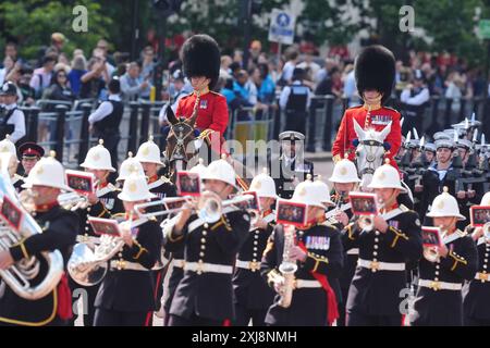 Les membres du Royal Marines Band Service marchent le long du Mall avant le discours du roi lors de l'ouverture du Parlement à la Chambre des lords au Palais de Westminster. Date de la photo : mercredi 17 juillet 2024. Banque D'Images