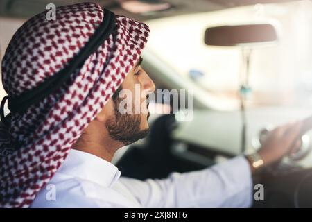 Homme musulman, conduite et taxi en ville pour les affaires, les voyages et le transport au travail ou au travail. Chauffeur, entrepreneur et véhicule de luxe pour se rendre Banque D'Images