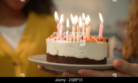 Heureux couple multiracial multiethnique homme caucasien Guy mâle petit ami mari tenir le gâteau célébrer anniversaire afro-américaine femme fille femelle Banque D'Images