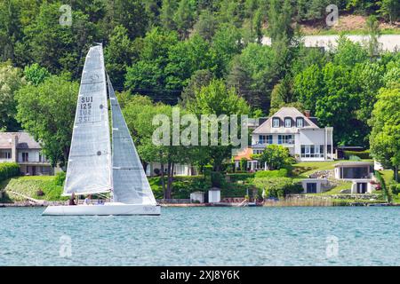 Bateau à voile sur Wörthersee - Kärnten, Autriche Banque D'Images