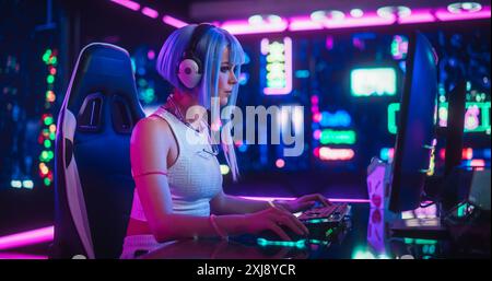 Professionnel belle femme eSports Gamer jouant à un jeu vidéo sur un ordinateur avec un moniteur UltraWide courbé. Élégant futuriste Cyberpunk Gaming Neon Room avec Cosplay Gamer Girl dans les écouteurs Banque D'Images