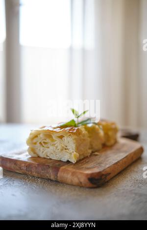 Tarte au fromage géorgienne Achma coupée en morceaux sur une table Banque D'Images