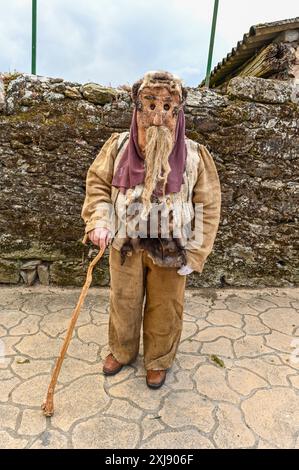 A Calantornia à l'Entroido de Pombriego, León, est une figure frappante profondément enracinée dans la tradition locale. Vêtue de masques complexes, la Calantornia incarne l’esprit festif et le patrimoine culturel de la région. Issu de célébrations anciennes, ce personnage symbolise le triomphe de la joie et de la vitalité sur la tristesse de l’hiver. L’Entroido de Pombriego est un événement animé qui rassemble la communauté, célébrant sa riche histoire et ses traditions durables. Banque D'Images