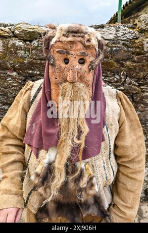 A Calantornia à l'Entroido de Pombriego, León, est une figure frappante profondément enracinée dans la tradition locale. Vêtue de masques complexes, la Calantornia incarne l’esprit festif et le patrimoine culturel de la région. Issu de célébrations anciennes, ce personnage symbolise le triomphe de la joie et de la vitalité sur la tristesse de l’hiver. L’Entroido de Pombriego est un événement animé qui rassemble la communauté, célébrant sa riche histoire et ses traditions durables. Banque D'Images