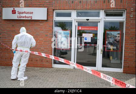 Embsen, Allemagne. 17 juillet 2024. Un policier obtient des preuves dans une succursale libre-service de la banque Sparkasse. Trois auteurs ont été arrêtés provisoirement par la police dans la nuit du 17.07.24 au lendemain d'une tentative d'explosion dans un distributeur automatique de billets dans le district de Lüneburg. Crédit : Philipp Schulze/dpa/Alamy Live News Banque D'Images