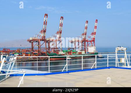 Callao, Pérou - 20 mars 2019 : un bateau de croisière a accosté au port animé de Callao sous un ciel bleu clair. Banque D'Images