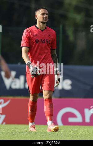 Elia Caprile, gardienne italienne de Napoli, regarde pendant le match amical SSC Napoli Anaune val di non SSC Napoli's 2024-25 camp d'entraînement de pré-saison à val di Sole dans le Trentin, Dimaro Folgarida Banque D'Images