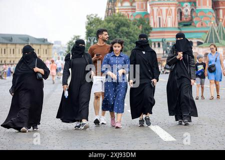 Femmes musulmanes portant abaya et niqab marchant sur la place Rouge à Moscou en été Banque D'Images