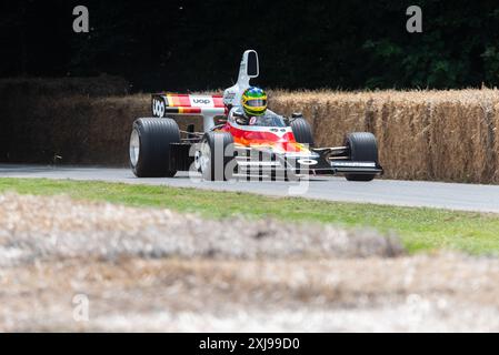 1975 Shadow-Dodge DN6 voiture gravissant la piste de montée de colline au Goodwood Festival of Speed 2024 Motorsport Event, West Sussex, Royaume-Uni Banque D'Images