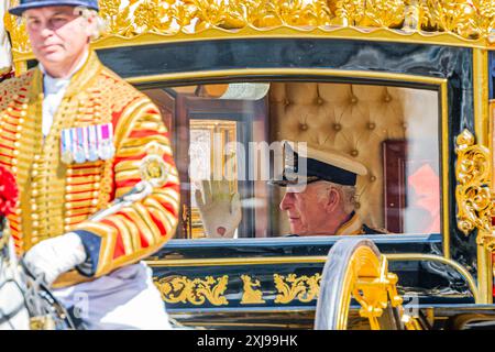 Londres, Royaume-Uni. 17 juillet 2024. SAR le roi Charles III et la reine Camilla descendent à whitehall dans l'entraîneur de l'État - l'ouverture du Parlement après la victoire aux élections générales travaillistes. Crédit : Guy Bell/Alamy Live News Banque D'Images