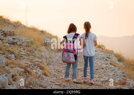 Petits voyageurs marchant dans les montagnes Banque D'Images