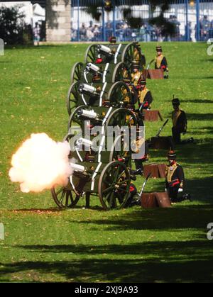 Les membres de la troupe du roi Royal Horse Artillery tirent un salut de 41 canons depuis Green Park, pour marquer le début de l'ouverture du Parlement et du discours du roi, à la Chambre des lords au Palais de Westminster à Londres. Date de la photo : mercredi 17 juillet 2024. Banque D'Images