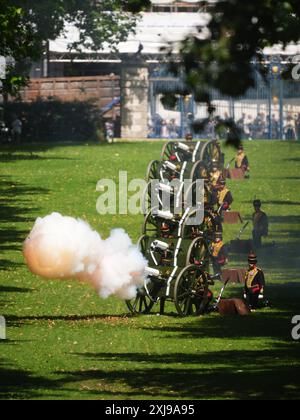 Les membres de la troupe du roi Royal Horse Artillery tirent un salut de 41 canons depuis Green Park, pour marquer le début de l'ouverture du Parlement et du discours du roi, à la Chambre des lords au Palais de Westminster à Londres. Date de la photo : mercredi 17 juillet 2024. Banque D'Images