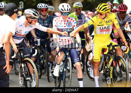 Le belge Remco Evenepoel de Soudal Quick-Step portant le maillot blanc, le danois Jonas Vingegaard de Team Visma-Lease a Bike portant le maillot rouge à pois et le slovène Tadej Pogacar de Team Emirates portant le maillot jaune photographié au départ de l'étape 17 du Tour de France 2024, de Saint-Paul-trois-Châteaux à Superdevoluy (177, 8 km), en France, le mercredi 17 juillet 2024. La 111ème édition du Tour de France débute le samedi 29 juin et se termine à Nice le 21 juillet. BELGA PHOTO DAVID PINTENS Banque D'Images