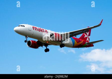 Airbus A320 avion KM Malta Airlines Airways voler dans Blue Sky Banque D'Images