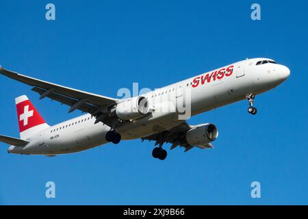 Airbus A321 Swiss Airways Airline Airline Aircraft volant dans Blue Sky Banque D'Images