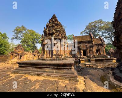 Banteay Srei Temple, un complexe de temple miniature construit entièrement en grès rouge dans la région d'Angkor, site du patrimoine mondial de l'UNESCO, Cambodge, Indochine Banque D'Images