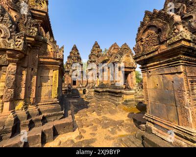 Banteay Srei Temple, un complexe de temple miniature construit entièrement en grès rouge dans la région d'Angkor, site du patrimoine mondial de l'UNESCO, Cambodge, Indochine Banque D'Images