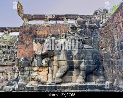 La terrasse des éléphants, partie de la ville fortifiée d'Angkor Thom, un complexe de temples en ruines à Angkor, site du patrimoine mondial de l'UNESCO, Cambodge, Indochi Banque D'Images