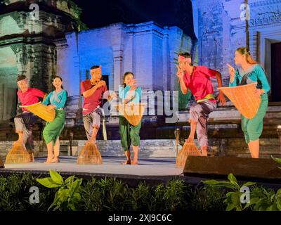 Danseurs Apsara se produisant dans le temple Prasat Kravan, dédié à Vishnu en 921, pendant le dîner, Angkor, Cambodge, Indochine, Asie du Sud-est, Asia Co Banque D'Images