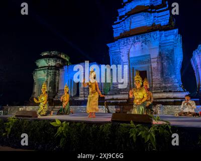 Danseurs Apsara se produisant dans le temple Prasat Kravan, dédié à Vishnu en 921, pendant le dîner, Angkor, Cambodge, Indochine, Asie du Sud-est, Asia Co Banque D'Images