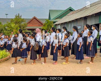 Écoliers à l'école verte de Kampong Tralach, Cambodge, Indochine, Asie du Sud-est, Asie Copyright : MichaelxNolan 1112-9076 Editorial use Onl Banque D'Images