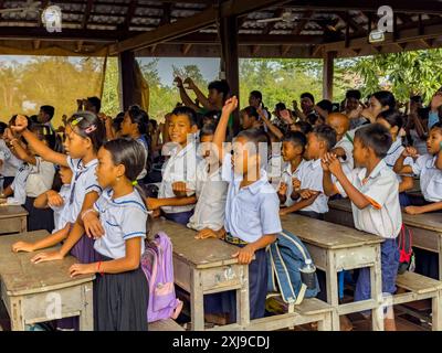 Écoliers à l'école verte de Kampong Tralach, Cambodge, Indochine, Asie du Sud-est, Asie Copyright : MichaelxNolan 1112-9079 Editorial use Onl Banque D'Images