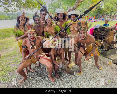 Six groupes différents de guerriers indigènes, batteurs et danseurs se produisent sur l'île de Kwato, Papouasie-Nouvelle-Guinée, Pacifique Copyright : MichaelxNolan 1112-9129 E Banque D'Images