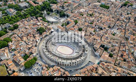 Aérien de la ville avec l'amphithéâtre romain, Patrimoine mondial de l'UNESCO, Arles, Bouches du Rhône, Provence-Alpes-Côte d'Azur, France, Europe Copyri Banque D'Images