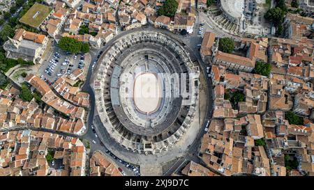 Aérien de la ville avec l'amphithéâtre romain, Patrimoine mondial de l'UNESCO, Arles, Bouches du Rhône, Provence-Alpes-Côte d'Azur, France, Europe Copyri Banque D'Images