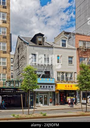 NYC Chinatown : une paire de maisons historiques – mais pas désignées comme monuments – de style fédéral construites en 1807, autrefois la maison du gang de rue Bowery Boys. Banque D'Images