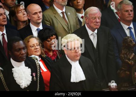 Des membres de la Chambre des communes, dont Stephen Flynn, le chef du SNP Westminster, Diane Abbot, mère de la Chambre, et Sir Edward Leigh, père de la Chambre, écoutent le discours du roi lors de l'ouverture du Parlement dans la chambre de la Chambre des lords au Palais de Westminster, à Londres. Date de la photo : mercredi 17 juillet 2024. Banque D'Images