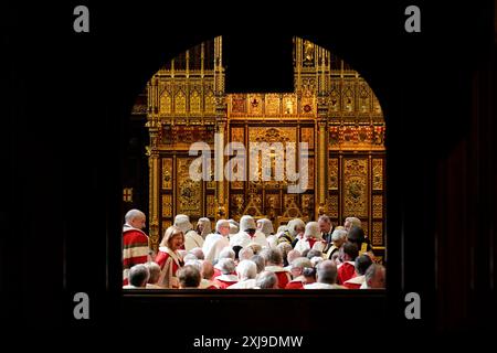 Les membres de la Chambre des lords se rassemblent dans la chambre avant le discours du roi lors de l'ouverture du Parlement à la Chambre des lords au Palais de Westminster à Londres. Date de la photo : mercredi 17 juillet 2024. Banque D'Images