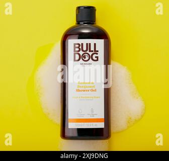 Mansfield, Nottingham, Royaume-Uni, 17 juillet 2024 : image de produit studio de gel douche Bull Dog pour hommes. Banque D'Images