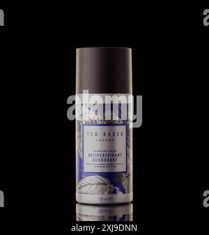 Mansfield, Nottingham, Royaume-Uni, 17 juillet 2024 : image de produit studio de Ted Baker London Sterling Blue Deodorant. Banque D'Images