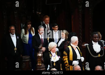 Le premier ministre Sir Keir Starmer et l'ancien premier ministre Rishi Sunak conduisent les membres de la Chambre des communes dans la chambre avant le discours du roi lors de l'ouverture du Parlement dans la chambre de la Chambre des lords au Palais de Westminster, à Londres. Date de la photo : mercredi 17 juillet 2024. Banque D'Images