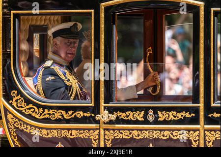 Londres, Royaume-Uni. 17 juillet 2024. Le roi Charles III et la reine Camilla, en route pour le Parlement. L'ouverture officielle du Parlement est un événement cérémonial qui marque le début d'un nouveau parlement, et c'est la seule occasion régulière où le souverain, la Chambre des lords et la Chambre des communes se réunissent. Crédit : David Tramontan / Alamy Live News Banque D'Images