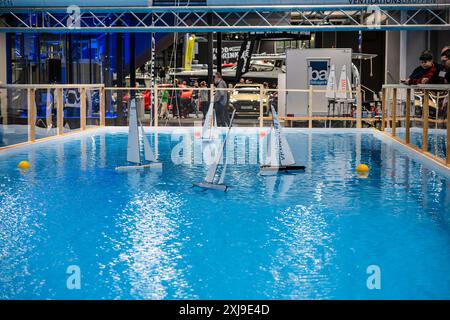 Gothenburg, Suède - 11 février 2024 : voiliers radiocommandés dans une piscine lors d'un salon nautique Banque D'Images