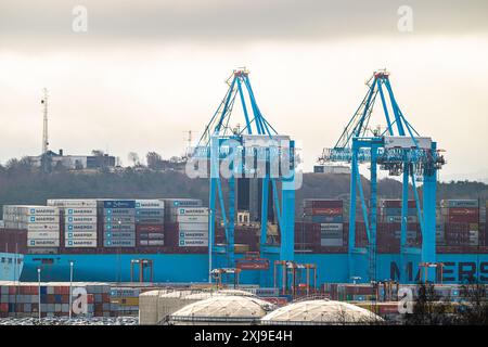 Gothenburg, Suède - 20 février 2024 : chargement gigantesque porte-conteneurs Maersk à Skandiahamnen Banque D'Images