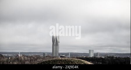 Gothenburg, Suède - 20 février 2024 : nuages bas obscurcissant les étages supérieurs de Karlatornet Banque D'Images