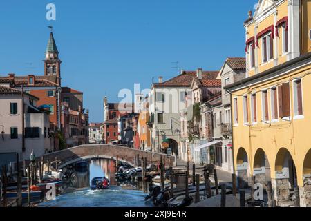 Chioggia Old Town, canal Vena ishing bateaux de plaisance sur l'un des canaux de cette ville antique. Vieux blocs d'appartements. Le clocher de l'église de San Giacomo Apostolo. Chioggia dans la région de Vénétie en Italie, années 2024 2020 HOMER SYKES Banque D'Images