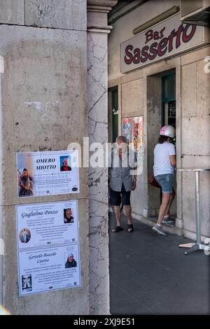 Des notices funéraires italiennes collées sur le mur d'un bâtiment, de sorte que les habitants peuvent facilement voir qui est mort au sein de leur communauté. Une petite photographie de la personne est incluse. L'avis informe la personne lue du moment et du lieu où aura lieu le service de l'église catholique romaine. Vieille ville de Chioggia, région de Vénétie en Italie, années 2024 2020 HOMER SYKES Banque D'Images