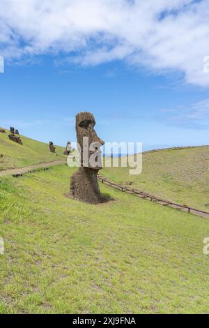 Moai se dirige sur la pente de Rano Raraku sur l'île de Pâques (Rapa Nui), Chili. Raraku est communément connu sous le nom de « Moai Factory ». Banque D'Images