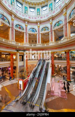Trafford Centre, centre commercial intérieur, escaliers mécaniques, Greater Manchester, Angleterre, Royaume-Uni, Europe Copyright : JohnxGuidi 1237-705 utilisation éditoriale sur Banque D'Images