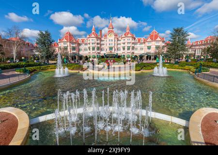 Pièce d'eau et entrée à Euro Disneyland, Disneyland Hotel, Paris, France, Europe Copyright : JohnxGuidi 1237-730 Banque D'Images