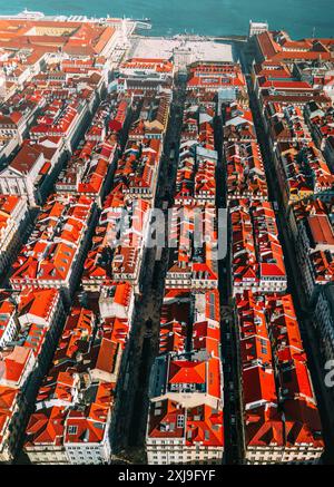 Perspective aérienne verticale drone du quartier de Baixa avec son système de grille emblématique menant à la place du commerce et au Tage, Lisbonne, Portugal, Banque D'Images