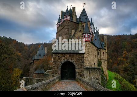 Eltz château historique médiéval dans un paysage d'automne avec des arbres au lever du soleil, Wierschem, Rhénanie-Palatinat, Allemagne, Europe Copyright : LuisxPina 1346 Banque D'Images